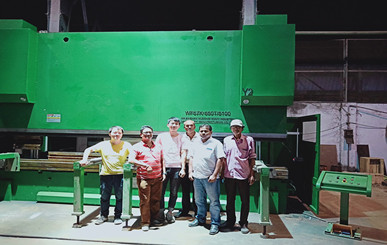  Félicitations! Notre presse plieuse hydraulique de grand modèle fonctionne chez usine. 